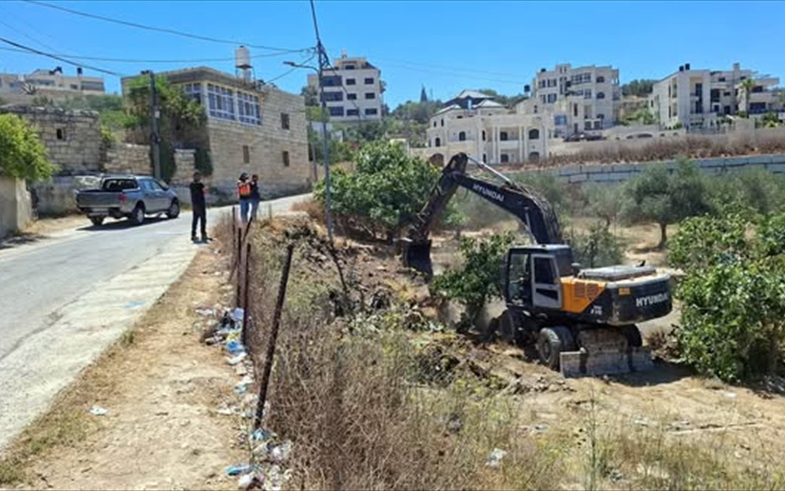 بلدية الجيب تباشر أعمال تأهيل الطرق الداخلية في البلدة ضمن جهود تحسين...